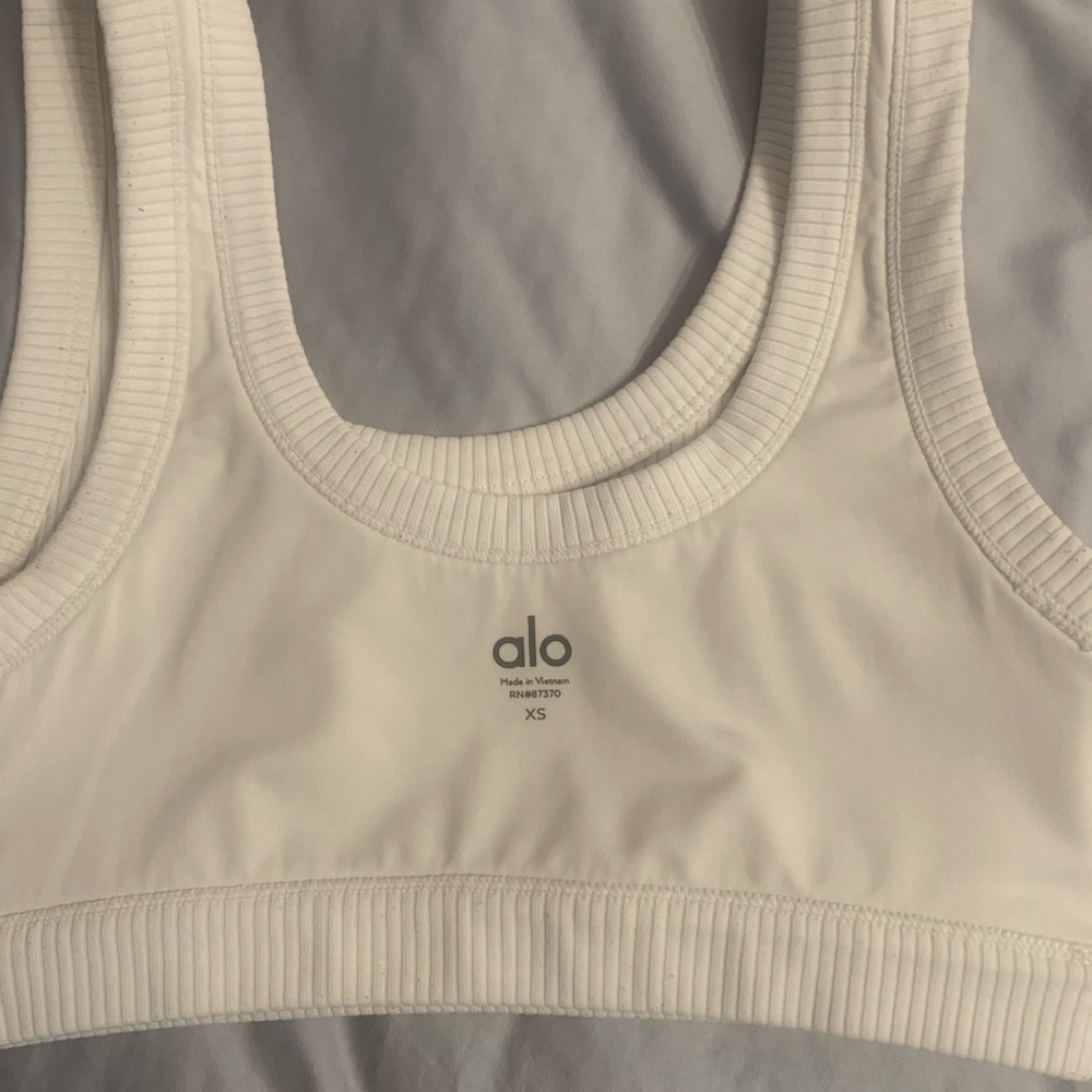 ALO Yoga Cream Ribbed-Trim Scoop-Back Sports Bra